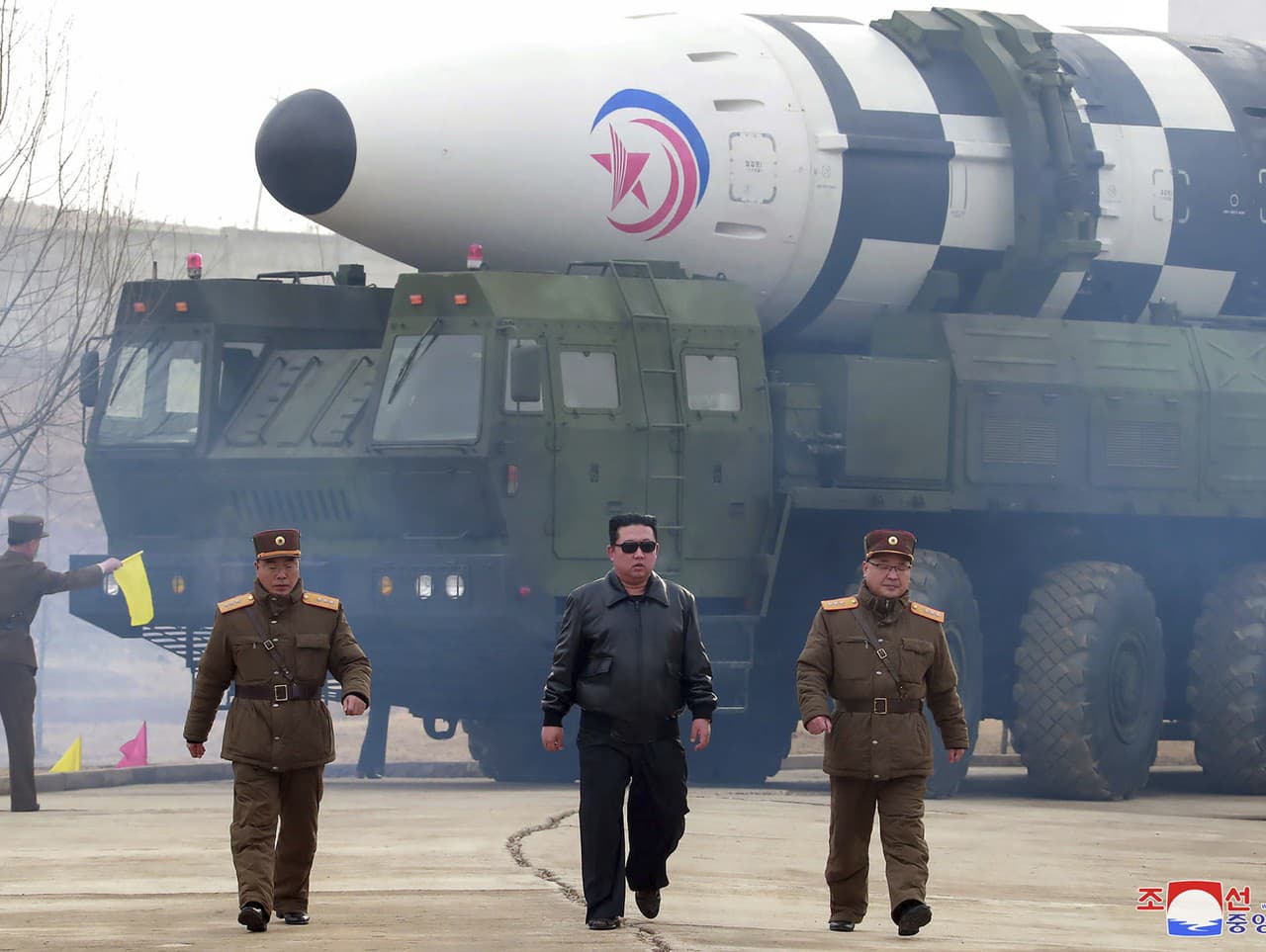 Kim Čong - un pri skúške rakety Hwasong - 17