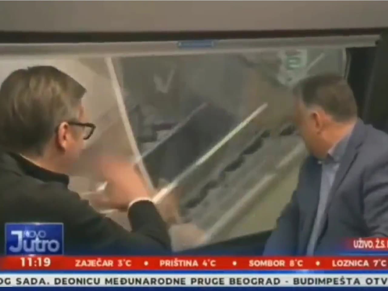 Vučič chcel zrejme pred kamerami pri Orbánovi vyzerať čo najlepšie.
