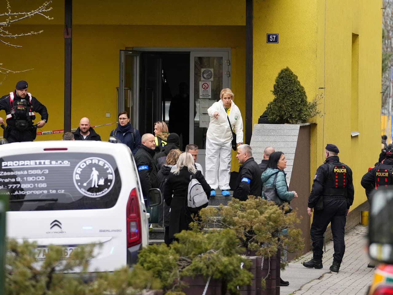 Českí policajti stoja pred strednou školou v Prahe, v ktorej útočník napadol mačetou učiteľa vo štvrtok 31. marca 2022.