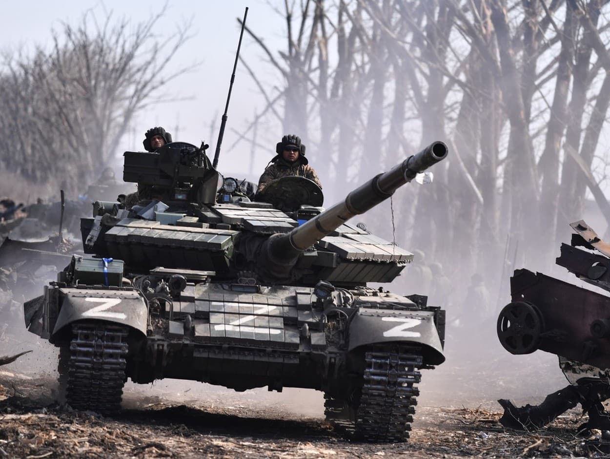 Ruské tanky počas invázie na Ukrajinu. 