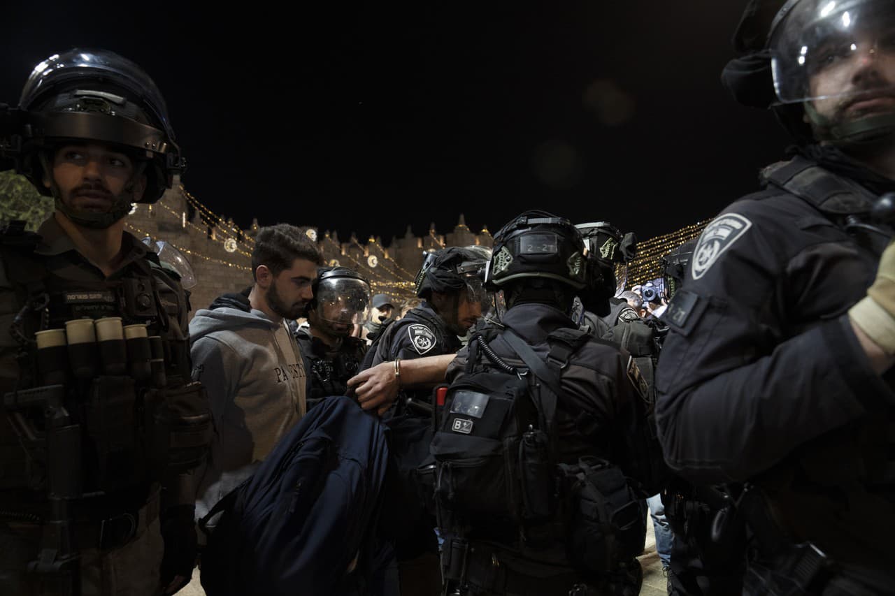 Izraelská polícia zatkla palestínskych mužov počas stretov pri Damaskej bráne do Starého mesta Jeruzalema v druhú noc moslimského posvätného mesiaca ramadán, v nedeľu 3. apríla 2022.