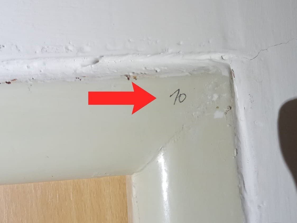 Zlodeji si byty značia písaním perom po stenách