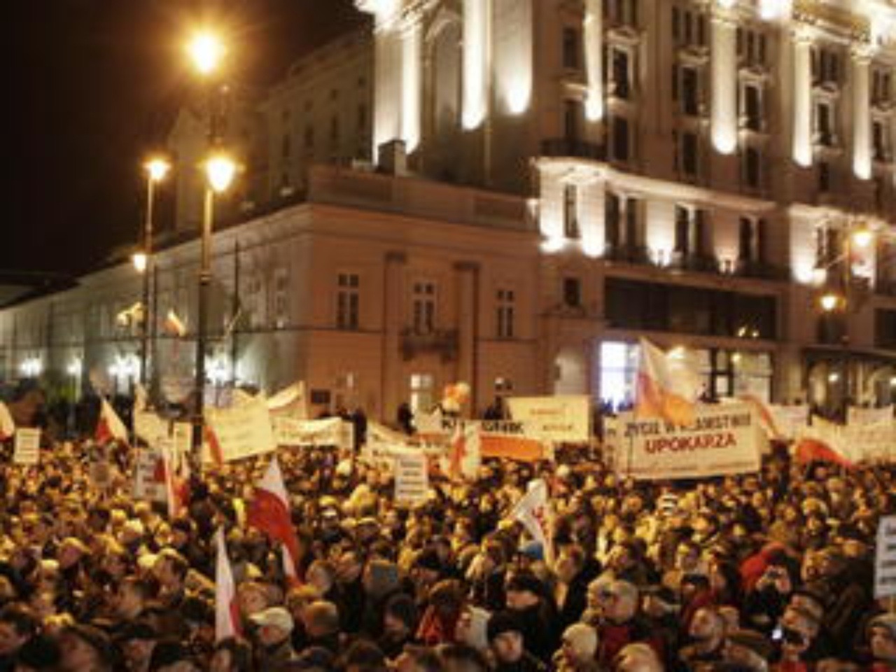 Nespokojní Poliaci pred prezidentským palácom