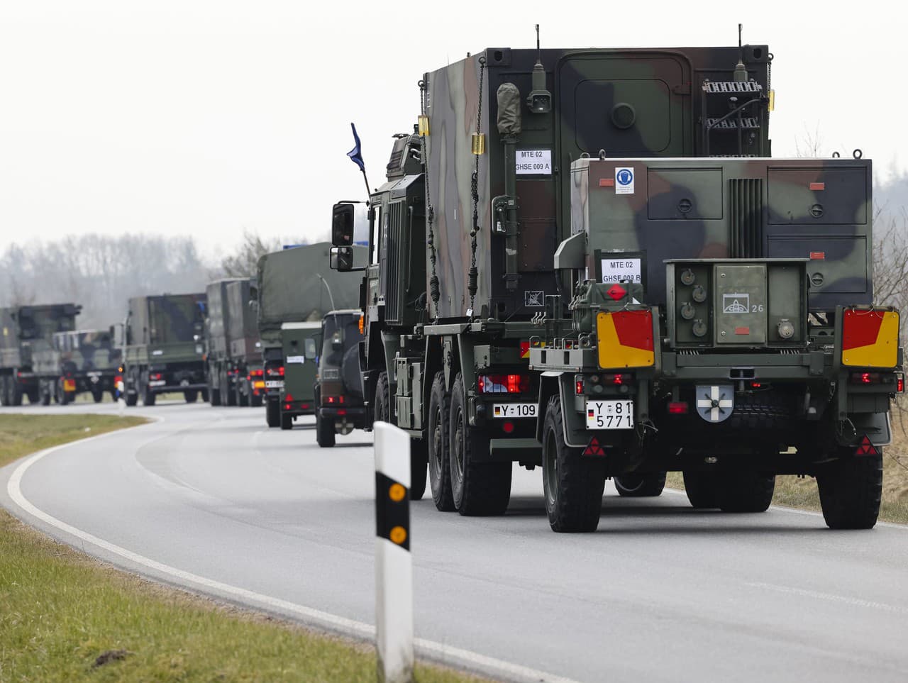 Konvoj prepravujúci raketový systém Patriot na Slovensko