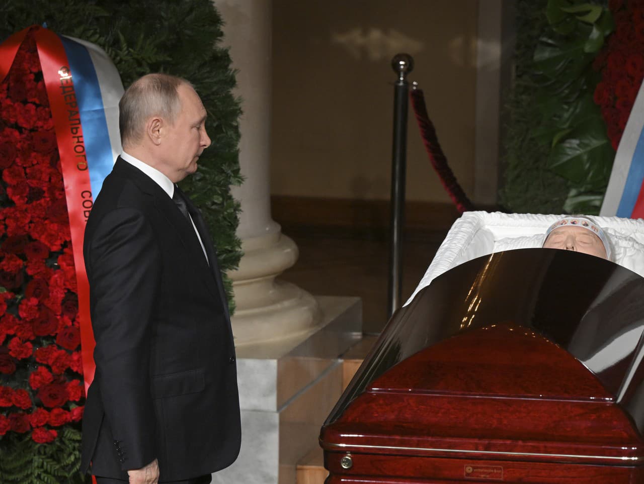 Ruský prezident Vladimir Putin si v piatok uctil pamiatku ultranacionalistického politika Vladimira Žirinovského