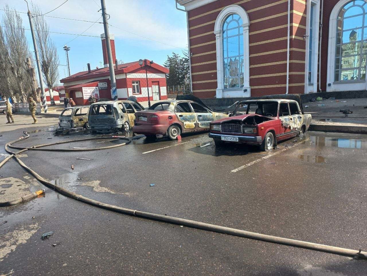 Vyše 30 ľudí zahynulo a viac ako 100 utrpelo zranenia v piatok pri ruskom raketovom útoku na železničnú stanicu v meste Kramatorsk na východe Ukrajiny