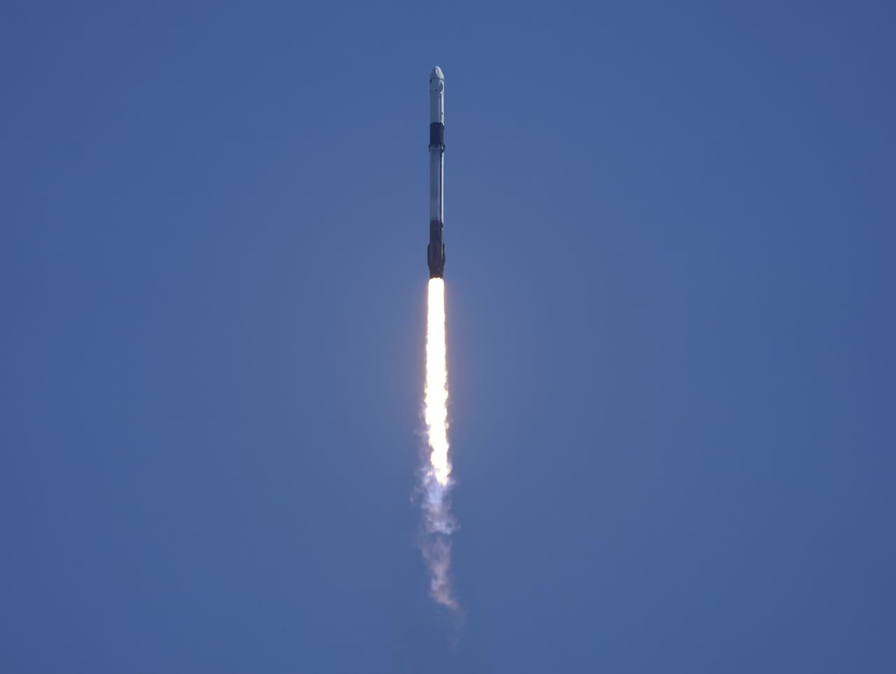 Nosná raketa Falcon 9 s kozmickou loďou Crew Dragon spoločnosti SpaceX  odštartovala zo štartovacieho komplexu v Kennedyho vesmírnom stredisku NASA na Floride.