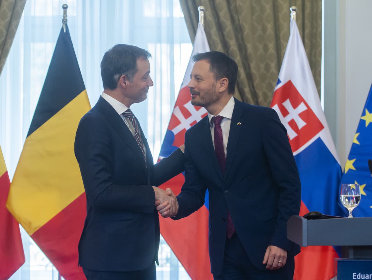 Na snímke slovenský premiér Eduard Heger (vpravo) a predseda vlády Belgického kráľovstva Alexander De Croo