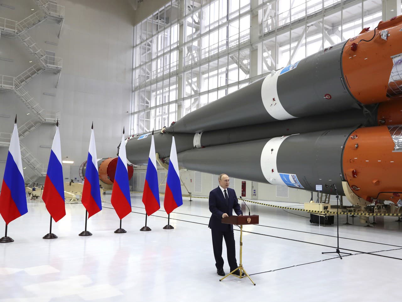 Vladimir Putin predniesol svoj prejav v dielni na montáž rakiet počas návštevy kozmodrómu Vostočnyj pri meste Tsiolkovsky
