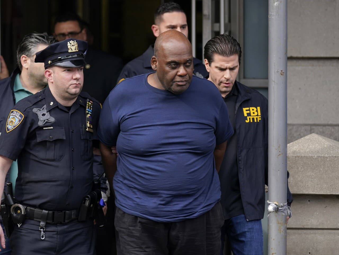 Afroameričan Frank R. James, podozrivý z utorňajšieho útoku v newyorskom metre odchádza z policajnej stanice