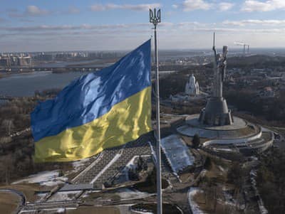 Vlajka Ukrajiny týčiaca sa nad metropolou Kyjev.