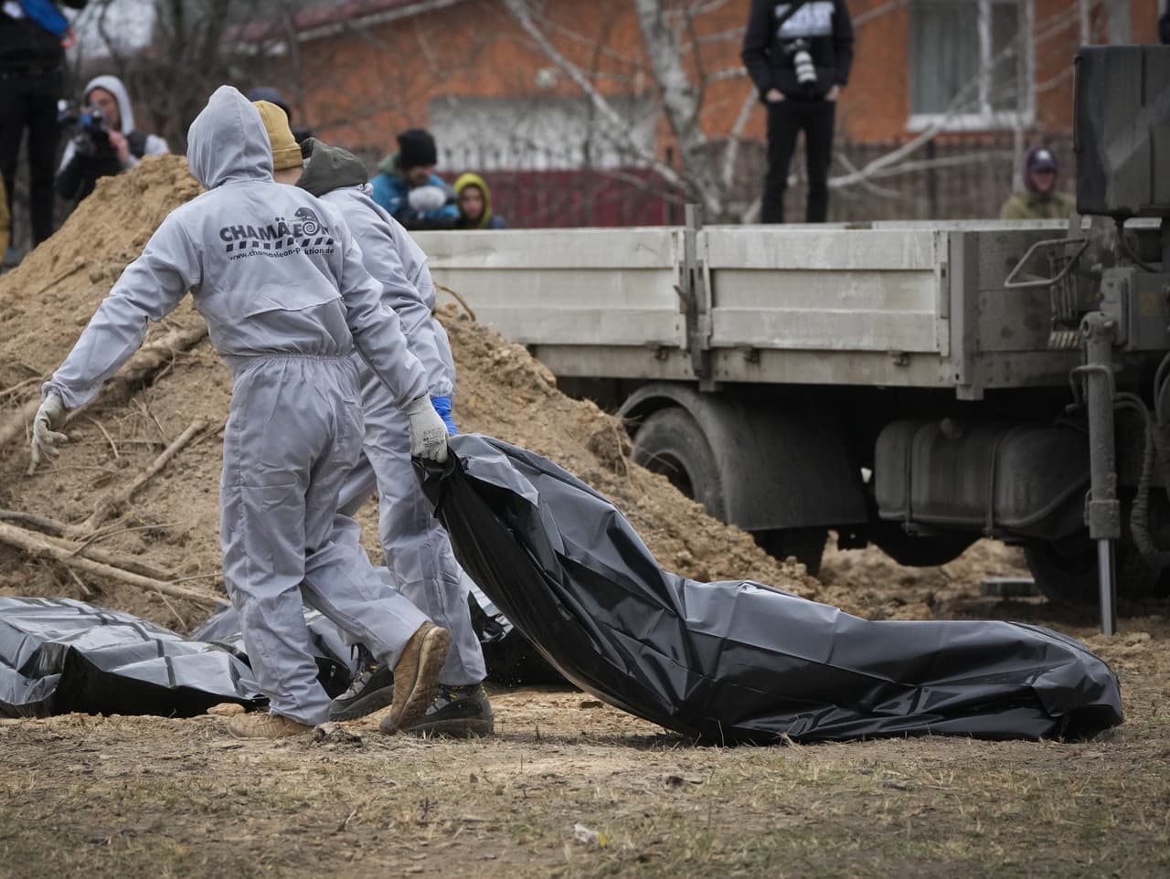 Exhumácia tiel civilistov zabitých počas ruskej okupácie v Buči
