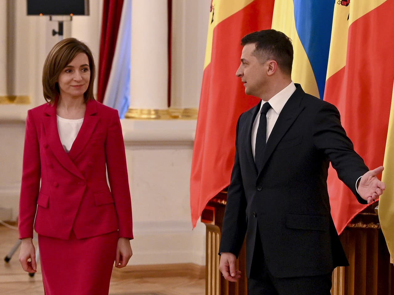 Ukrajinský prezident Volodymyr Zelenskyj (vpravo) moldavská prezidentka Maia Sanduová