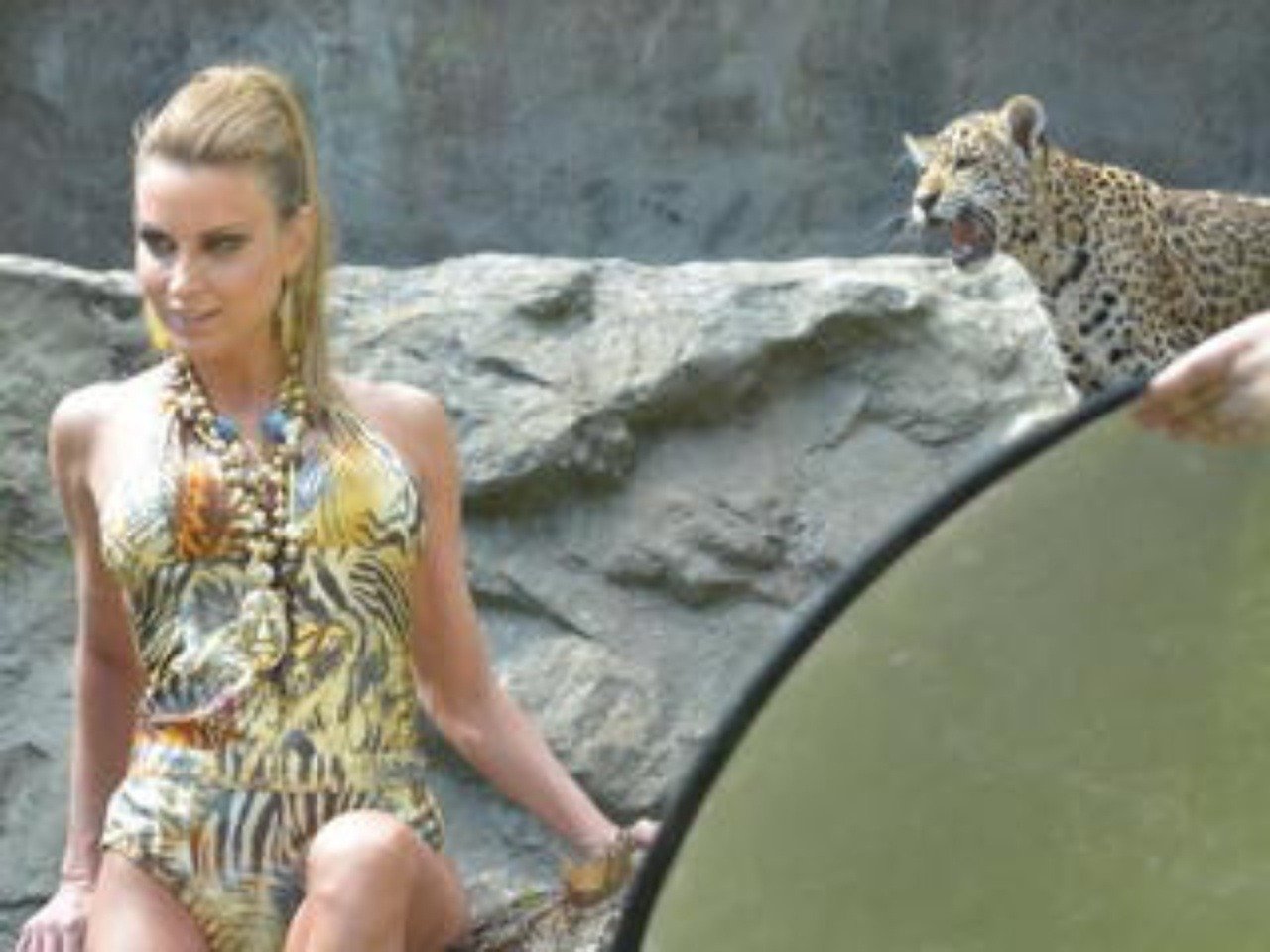 Erika Judínyová a za ňou jaguár s vycerenými zubami.