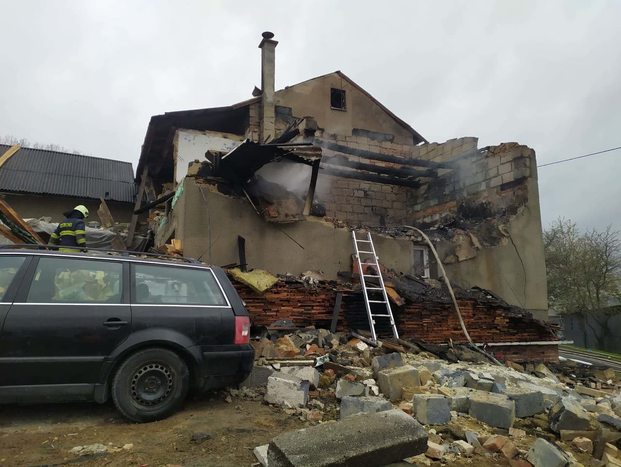 Dom je po explózii úplne zničený