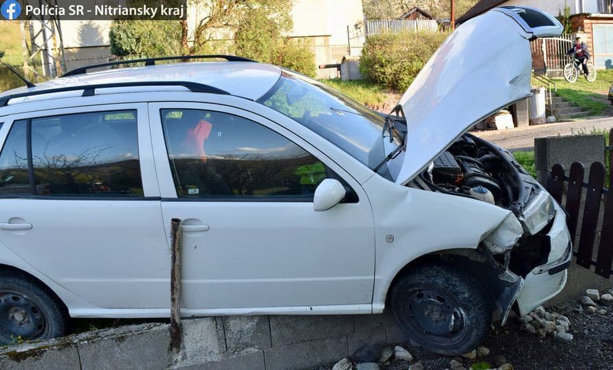 Nehoda v Nitre, vodič narazil do múriku rodinného domu