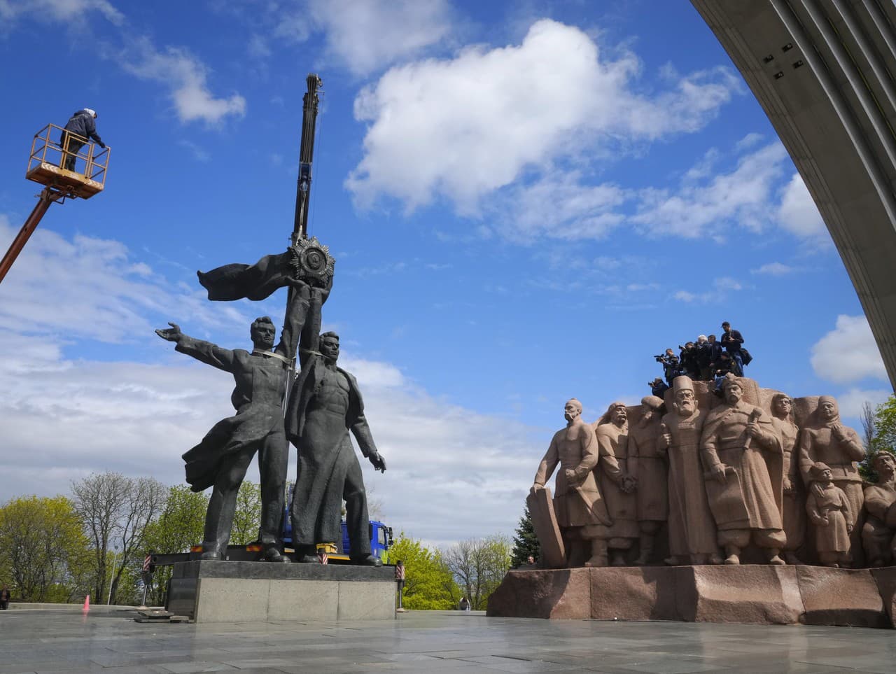 Socha symbolizovala historické vzťahy medzi Ruskom a Ukrajinou