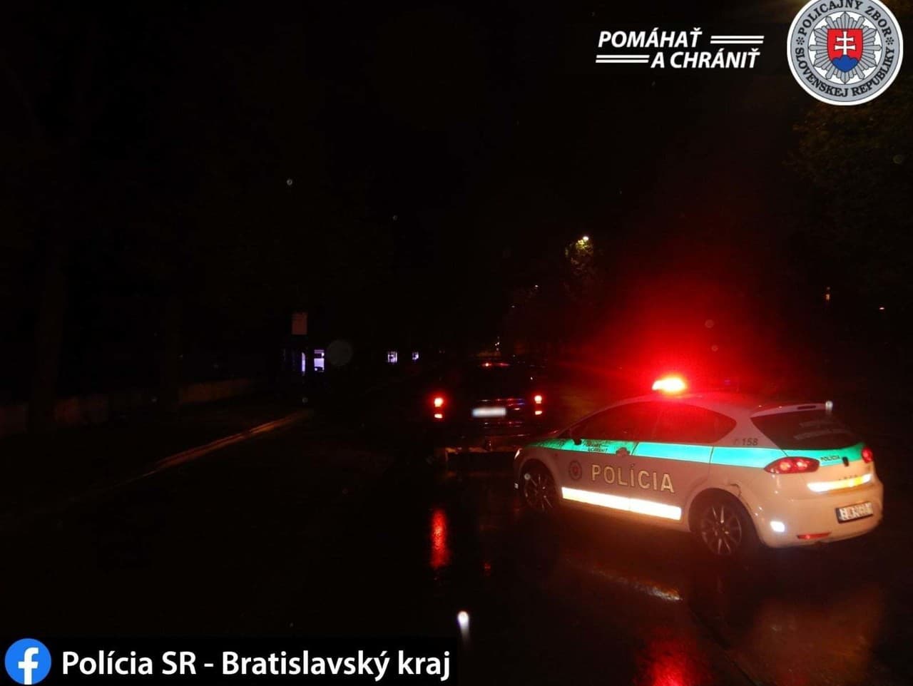 Služobné vozidlo polície sa zrazilo s autom, ktoré v Senci jazdilo v protismere