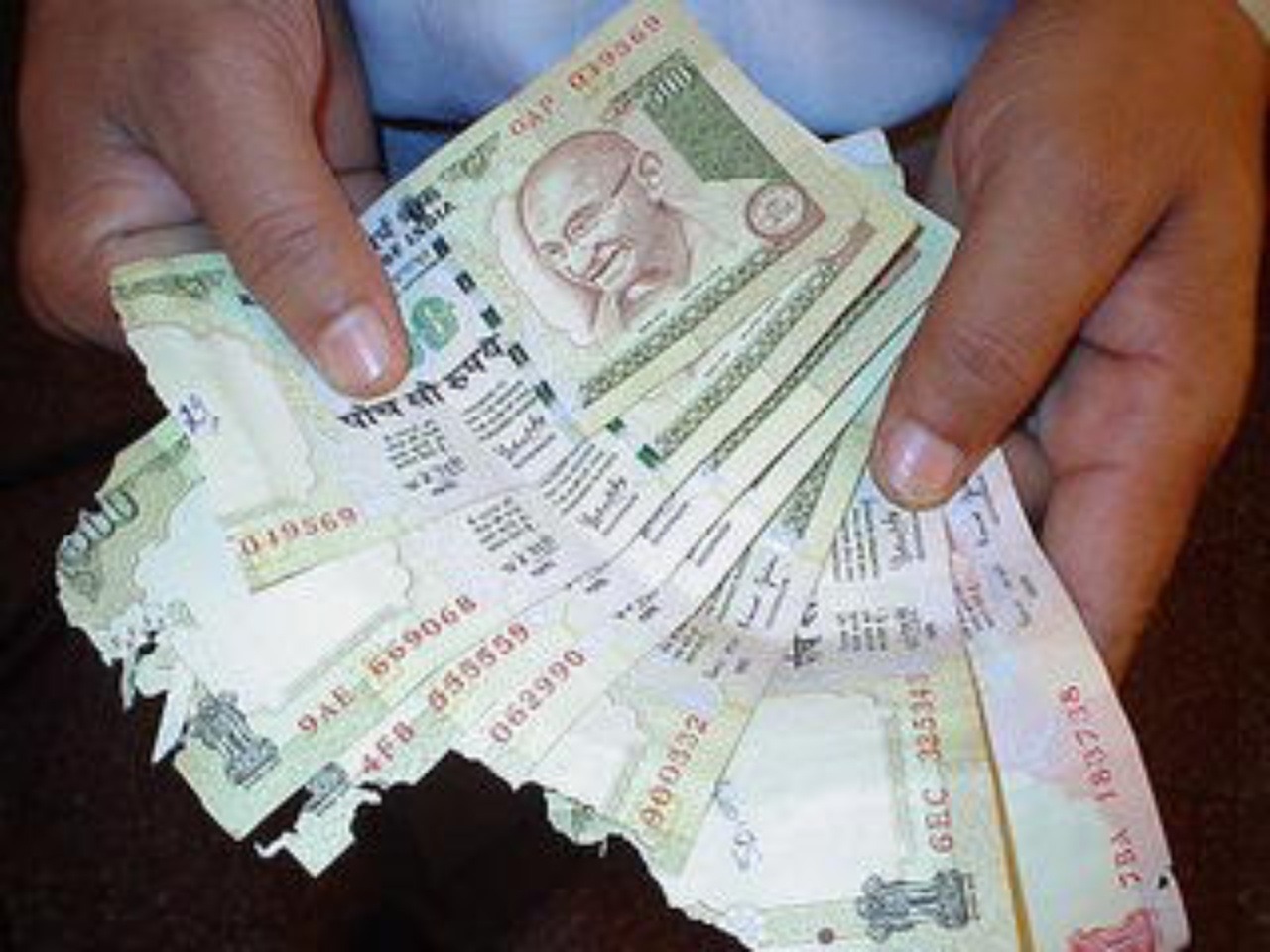 Poškodené indické rupie