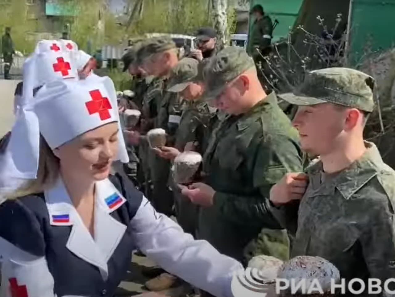 Modelky ako zdravotné sestry priniesli ruským vojakom koláče