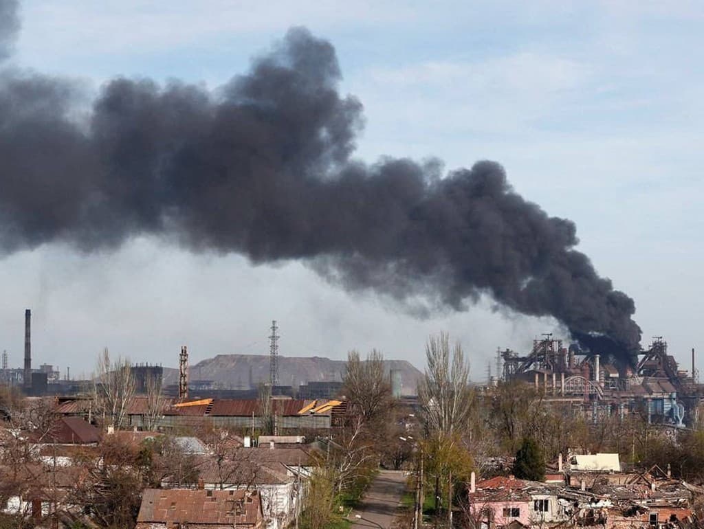 Dym nad elektrárňou Azovstaľ v Mariupole
