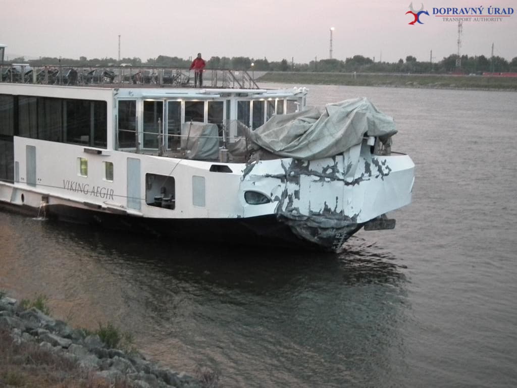 Výletná loď narazila na Dunaji do mostného piliera