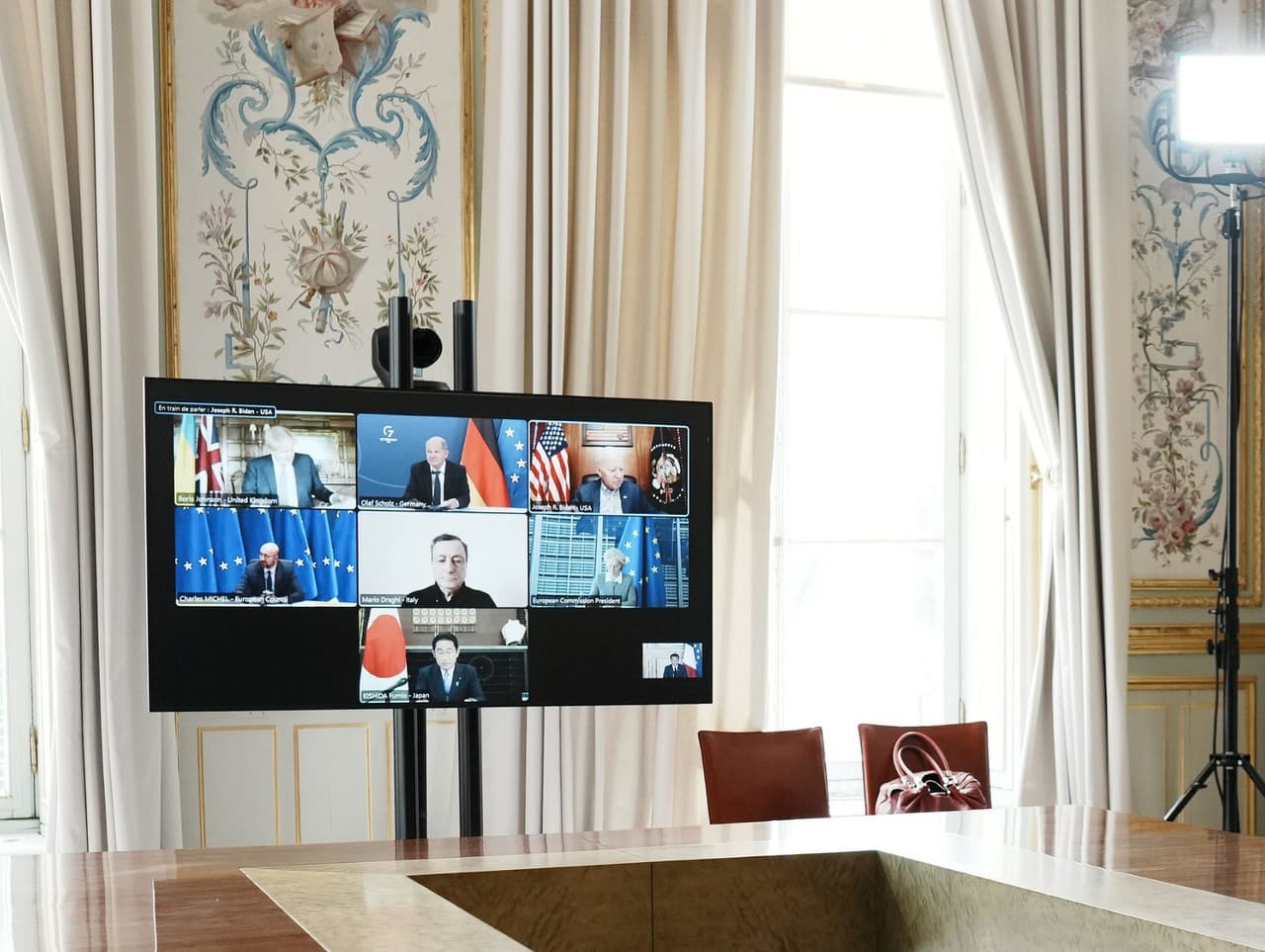 Na snímke televízna obrazovka počas videokonferencie lídrov skupiny G7 o Ukrajine v Elyzejskom paláci v Paríži