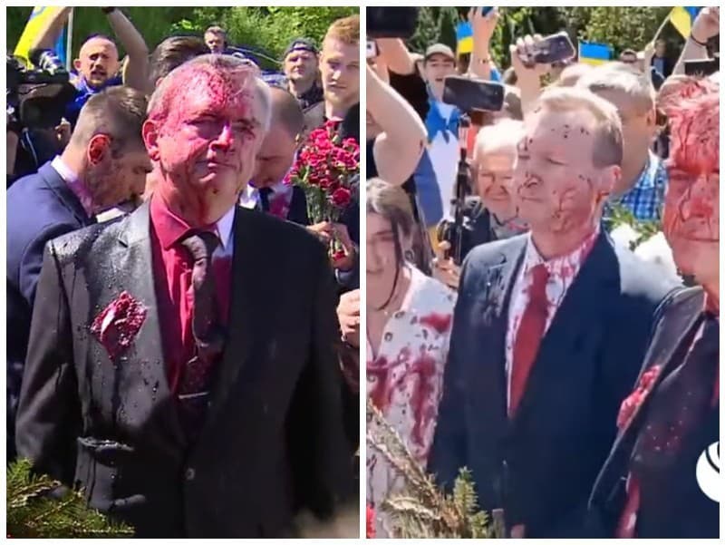 Ruský veľvyslanec skončil s červenou farbou na tvári a na oblečení.