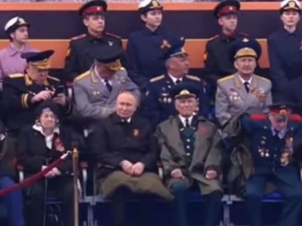 Vladimir Putin mal prikryté nohy dekou