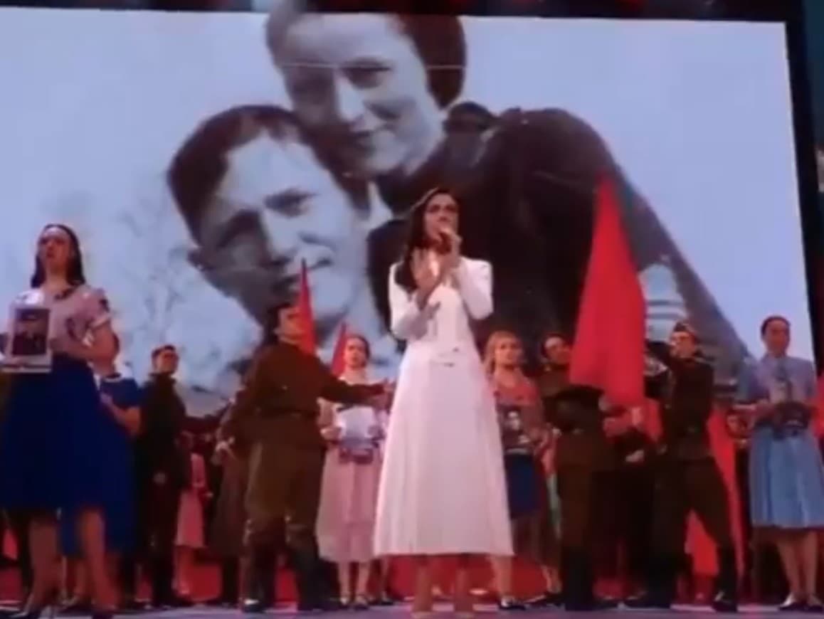 Internet obleteli zábery z ruského koncertu, kde sa objavila fotografia Bonnie a Clydea. 