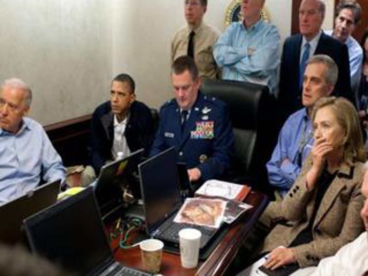 Obama, Clintonová a ďalší členovia národného bezpečnostného tímu v Bielom dome naživo sledujú operáciu proti bin Ládinovi