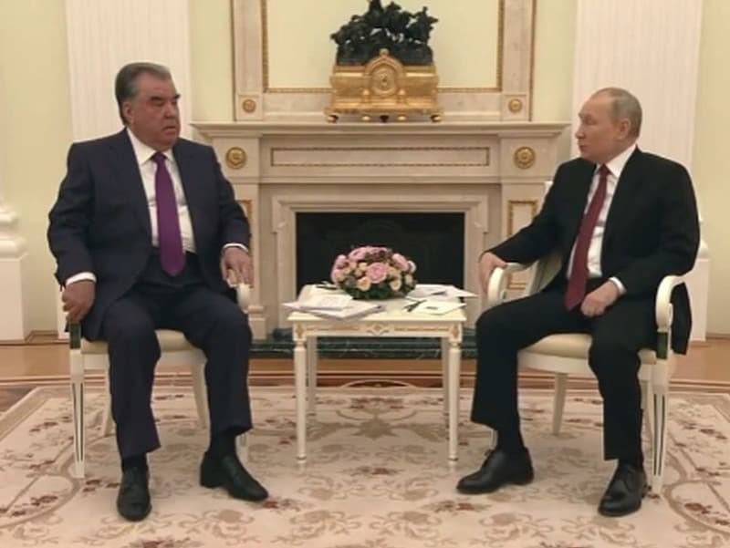 Nahrávka, ktorá už bola široko zdieľaná na Twitteri, ukazuje Vladimira Putina a Emomalija Rahmona počas rozhovoru.