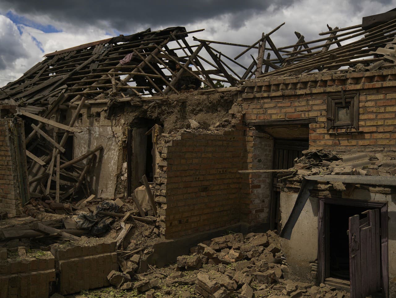 Pohľad na dom zničený ruským bombardovaním