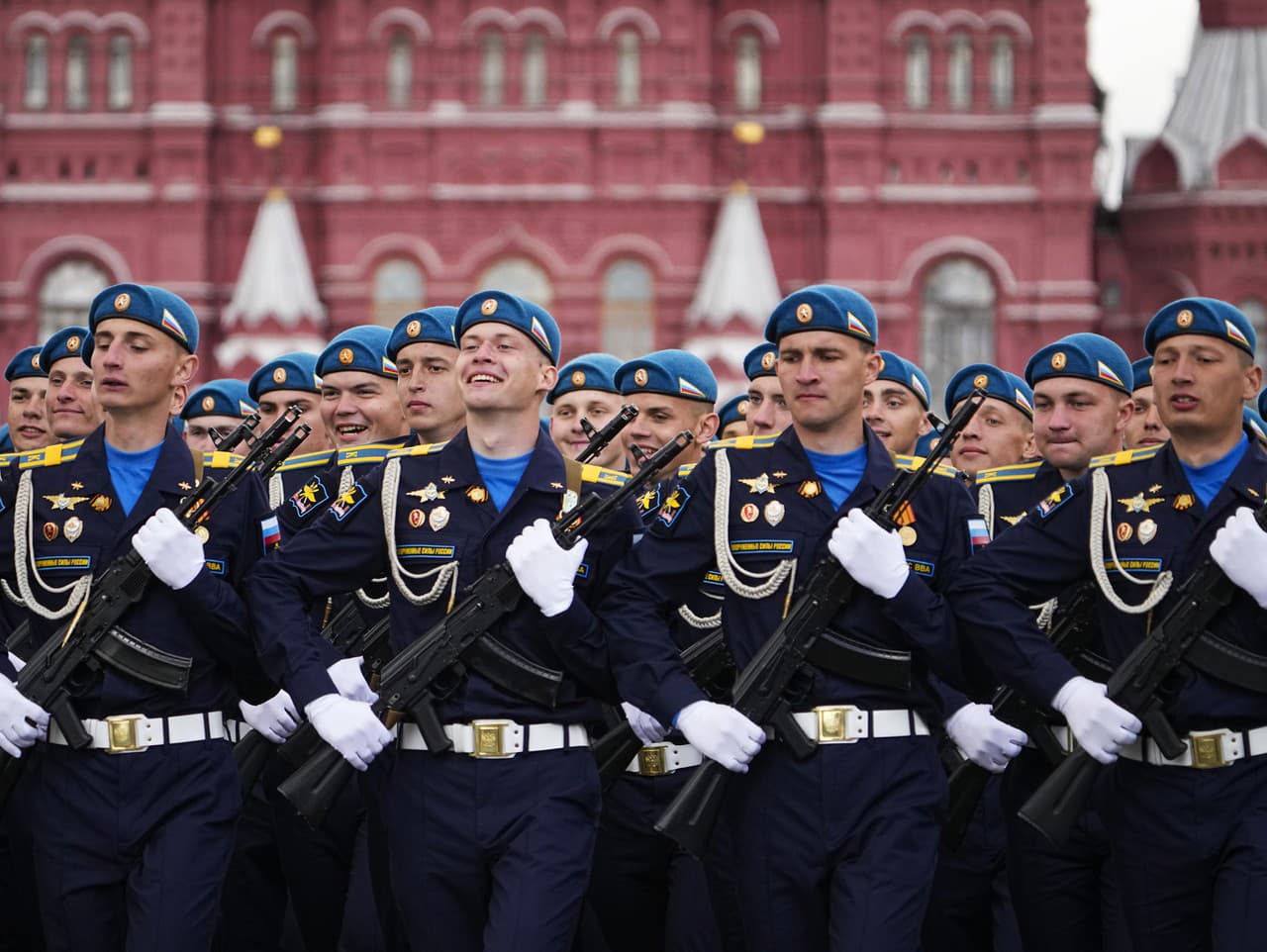 Ruskí vojaci počas vojenskej prehliadky ku Dňu víťazstva.