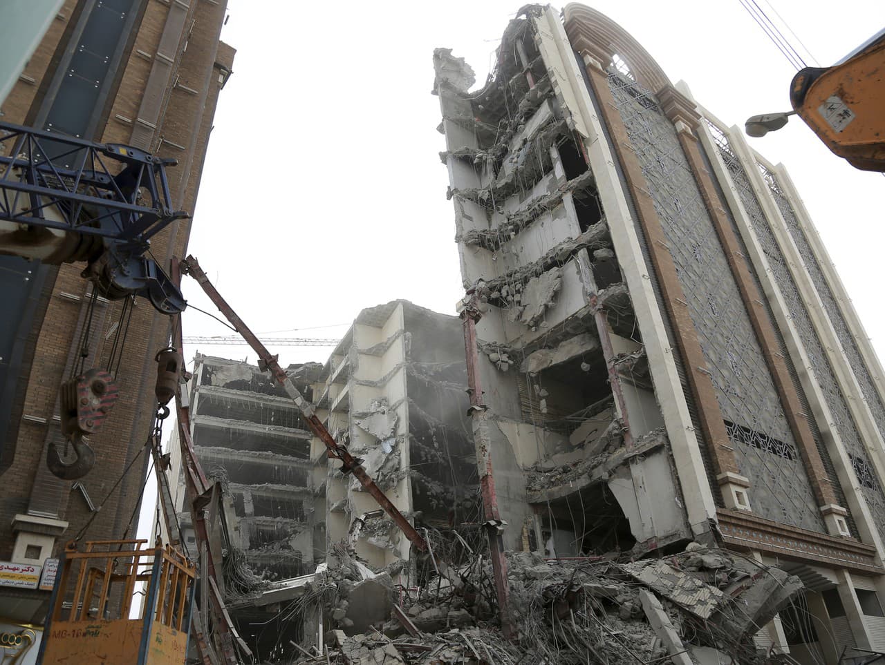 Zrútená budova v Iráne