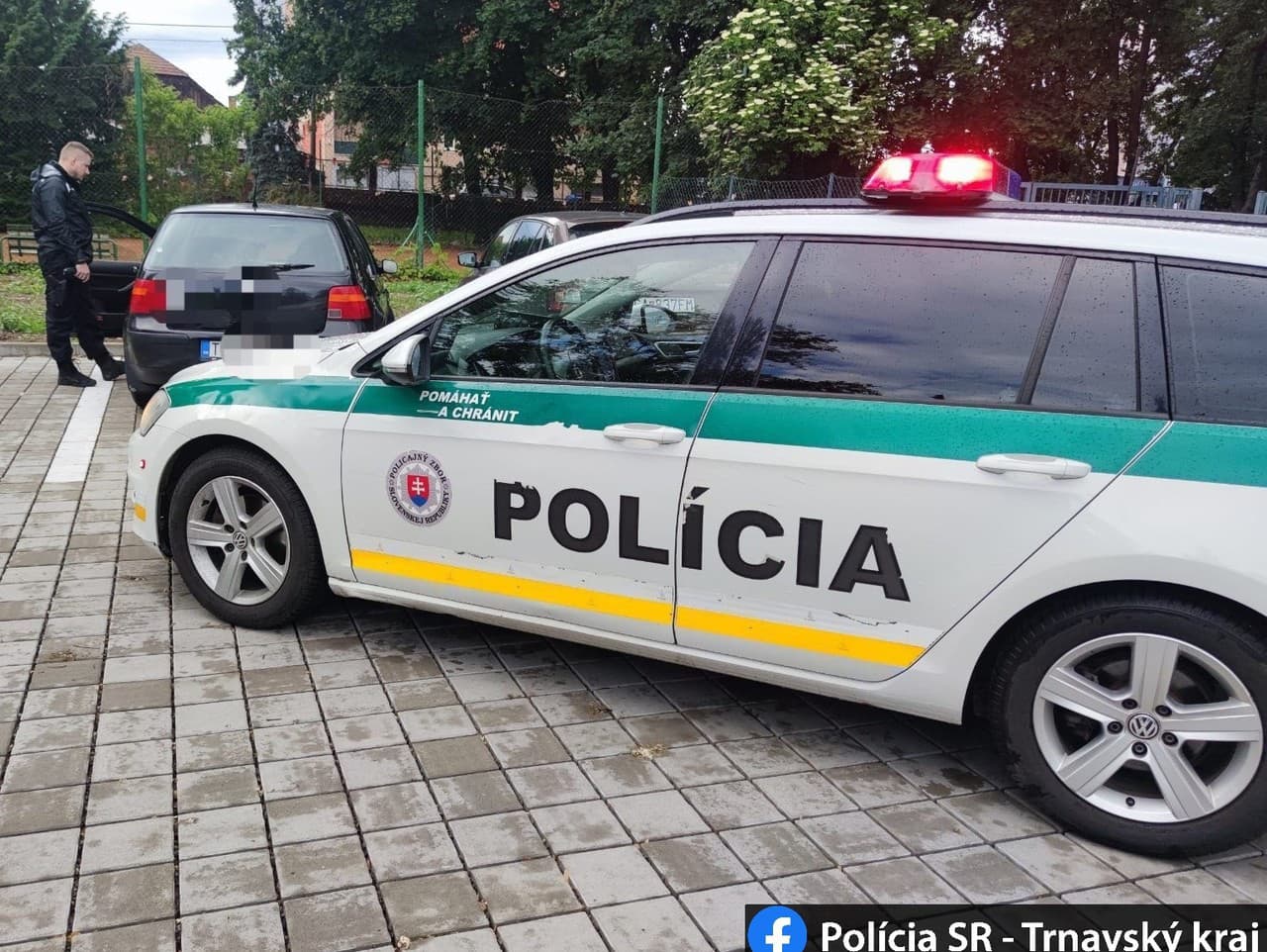 Policajti zasahovali v Trnave. Opitá vodička mala v aute len 4-ročné dieťa.