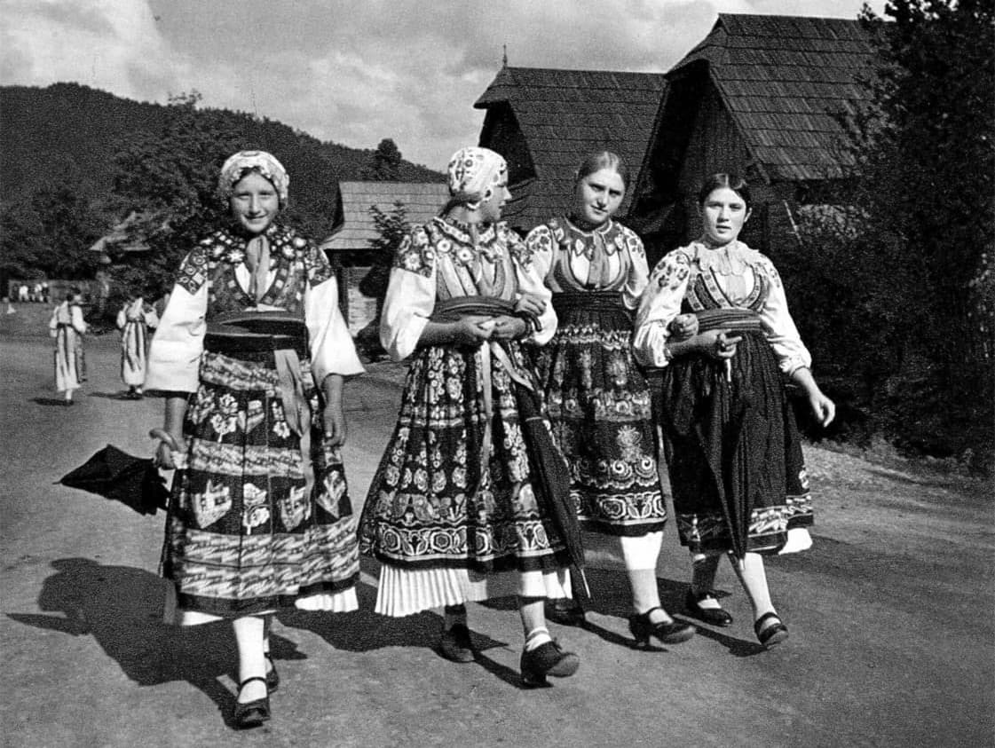 Ženy v krojoch, Liptovské_Revúce, 1934
