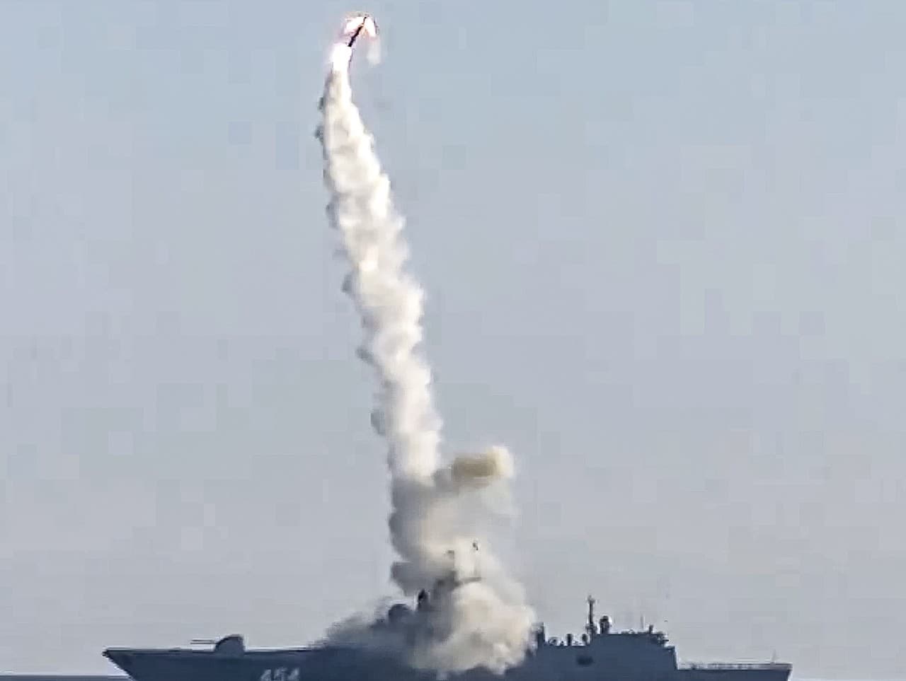 Štart testovanej hypersonickej strely 3M22 Zirkon z fregaty Admiral Gorškov v Bielom mori na severe Ruska 