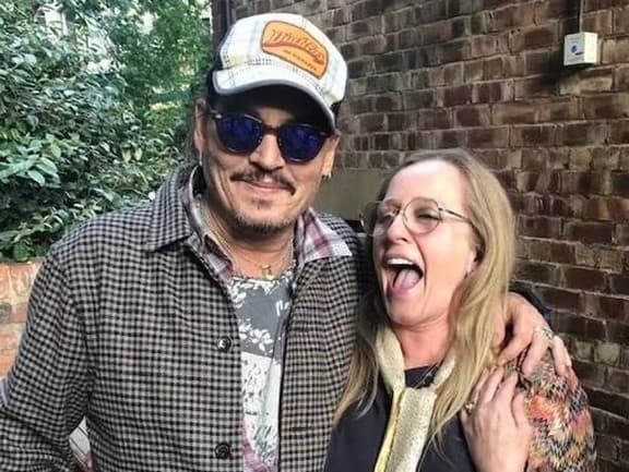 Johnny Depp sa ochotne fotil s fanúšikmi.