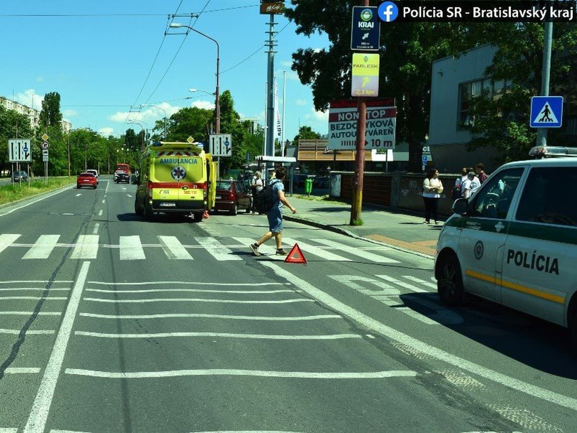 Na Prievozskej ulici v Bratislave zrazilo auto dieťa na priechode