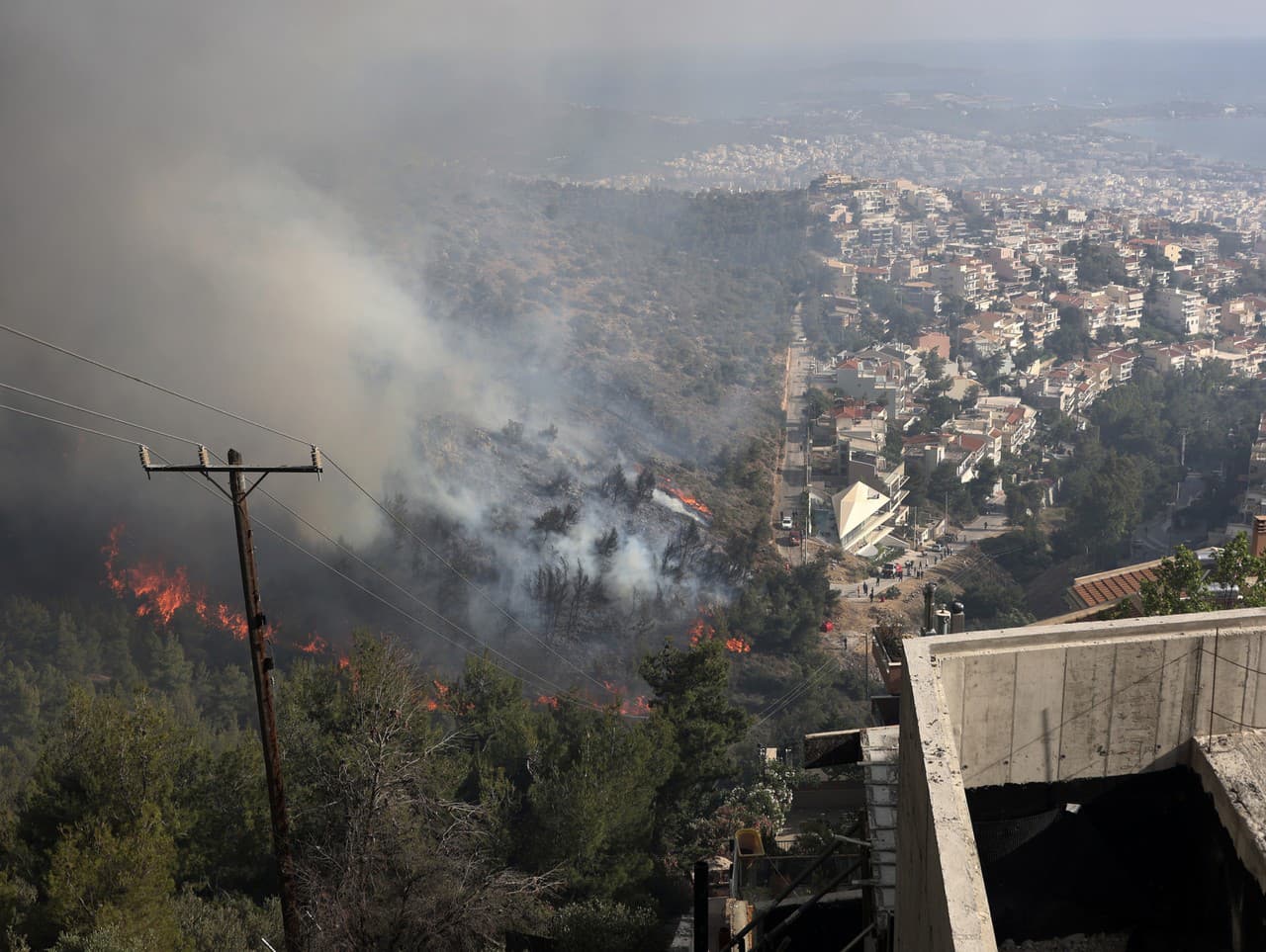 Grécki hasiči sa v nedeľu už druhý deň snažia uhasiť lesný požiar, ktorý v sobotu vypukol v blízkosti gréckeho hlavného mesta Atény.