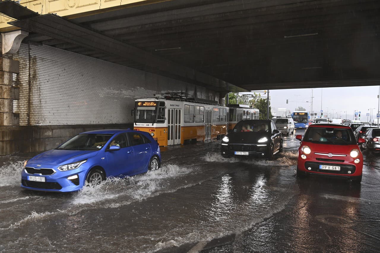 Búrky s intenzívnym dažďom v Maďarsku skomplikovali dopravu