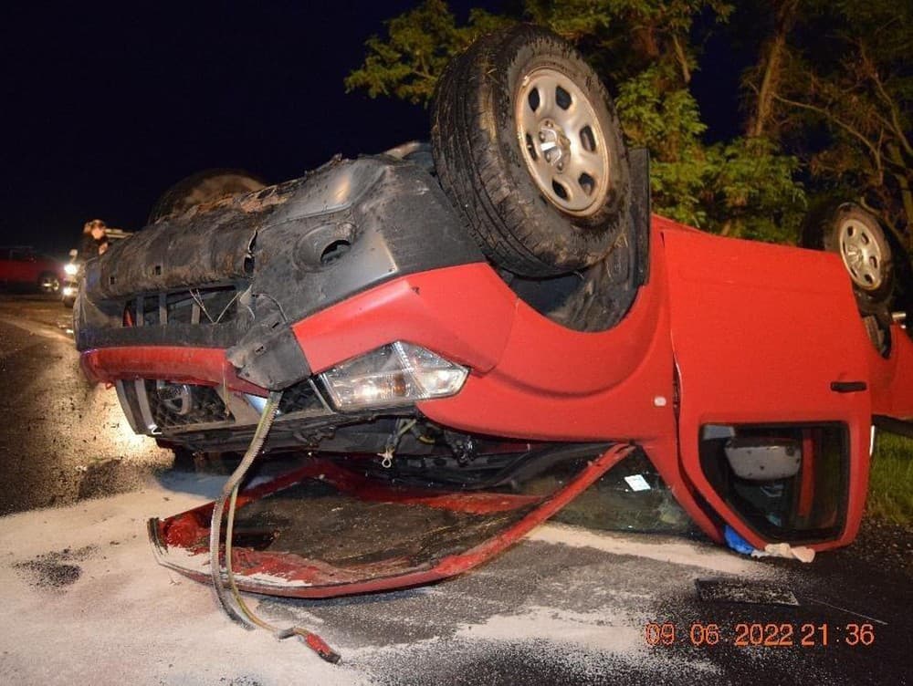 Polícia vyšetruje tragickú dopravnú nehodu v okrese Veľký Krtíš, pri ktorej zomrel 71-ročný vodič auta