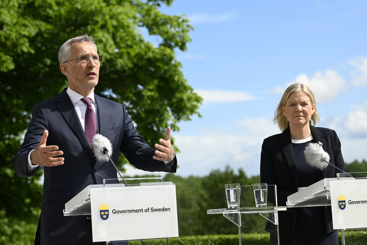 Generálny tajomník NATO Jens Stoltenberg a švédska premiérka Magdalena Anderssonová
