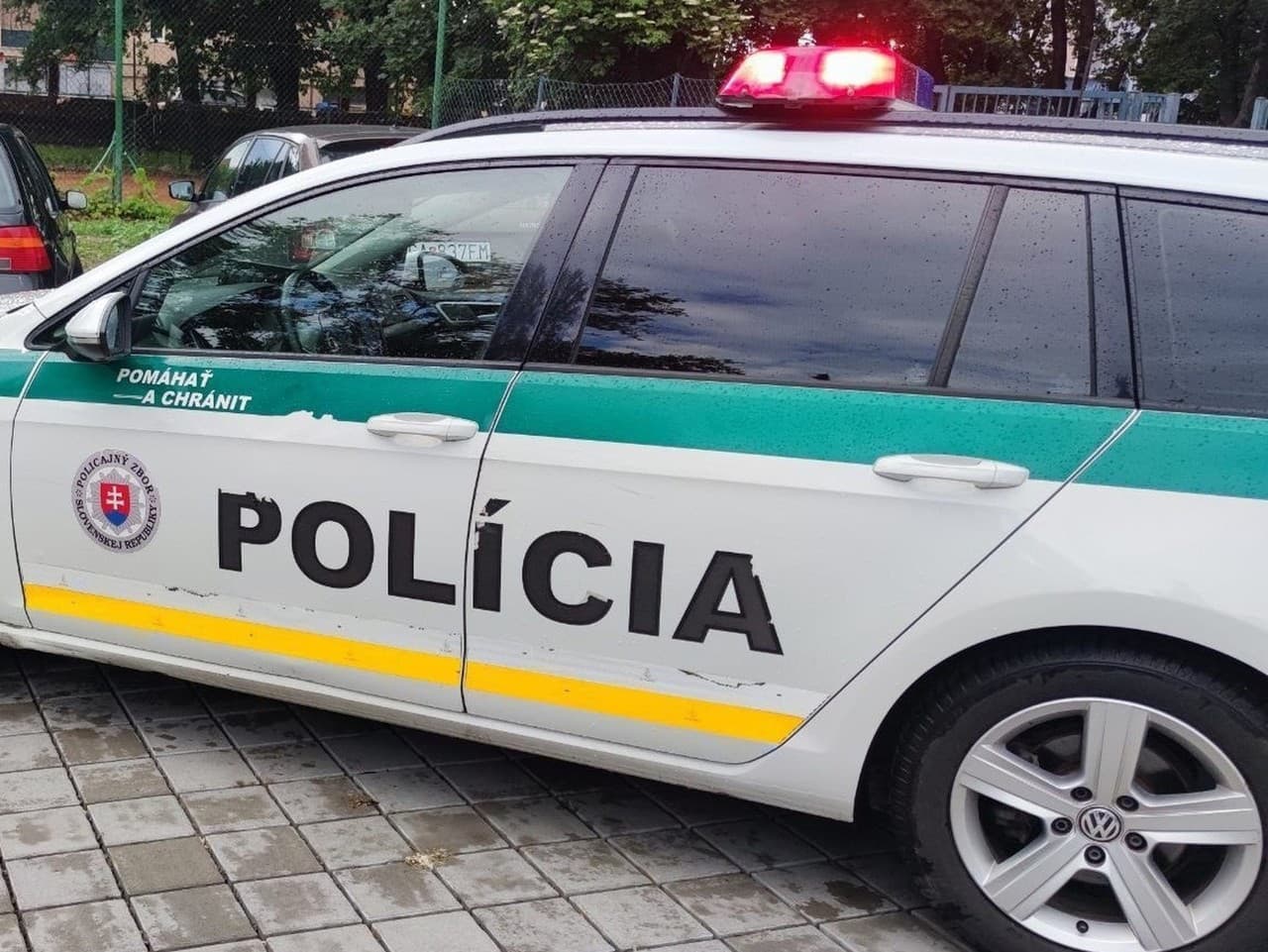 Policajti zasahovali v Trnave. Opitá vodička mala v aute len 4-ročné dieťa.