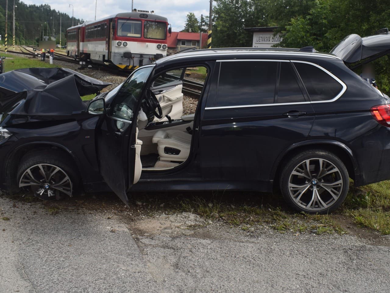 Zničené auto po nehode s osobným vlakom v Lietavskej Lúčke