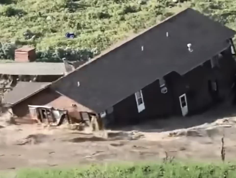 Ničivé povodne v Yellowstone berú so sebou celé domy.  