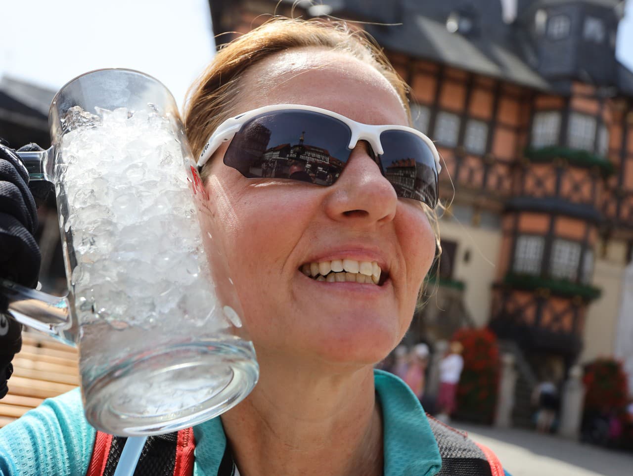 Žena v Nemecku si ochladzuje tvár pohárom plným ľadu počas extrémne horúceho víkendu.