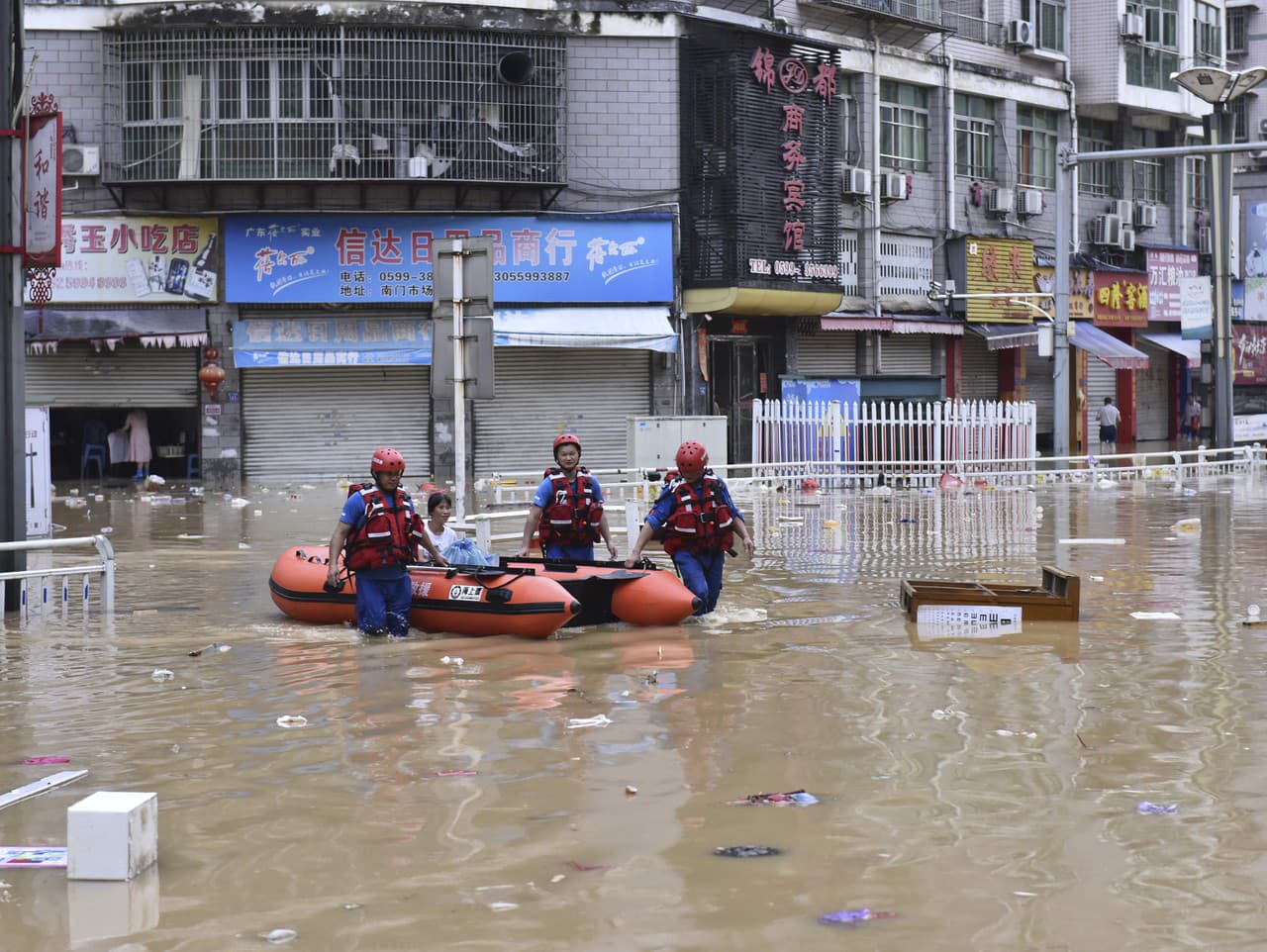 Záchranári museli evakuovať státisíce ľudí 
