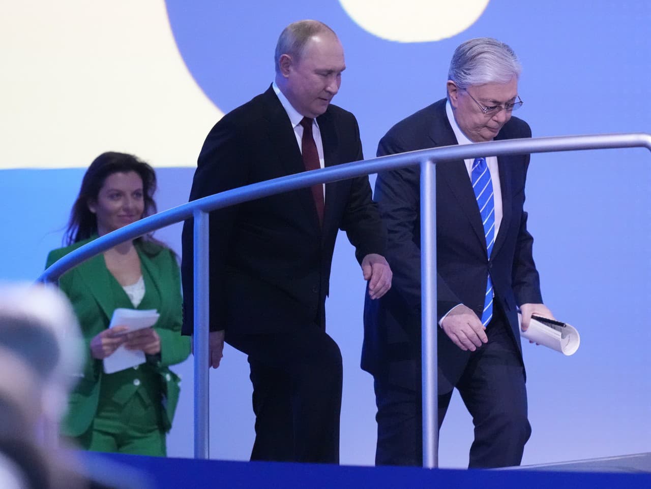 Ruský prezident Vladimir Putin (v strede), prezident Kazachstanu Kassym-Jomart Tokajev (vpravo) a Margarita Simonjanová, šéfka ruskej televíznej stanice RT, prichádzajú na plenárne zasadnutie Medzinárodného ekonomického fóra v Petrohrade.